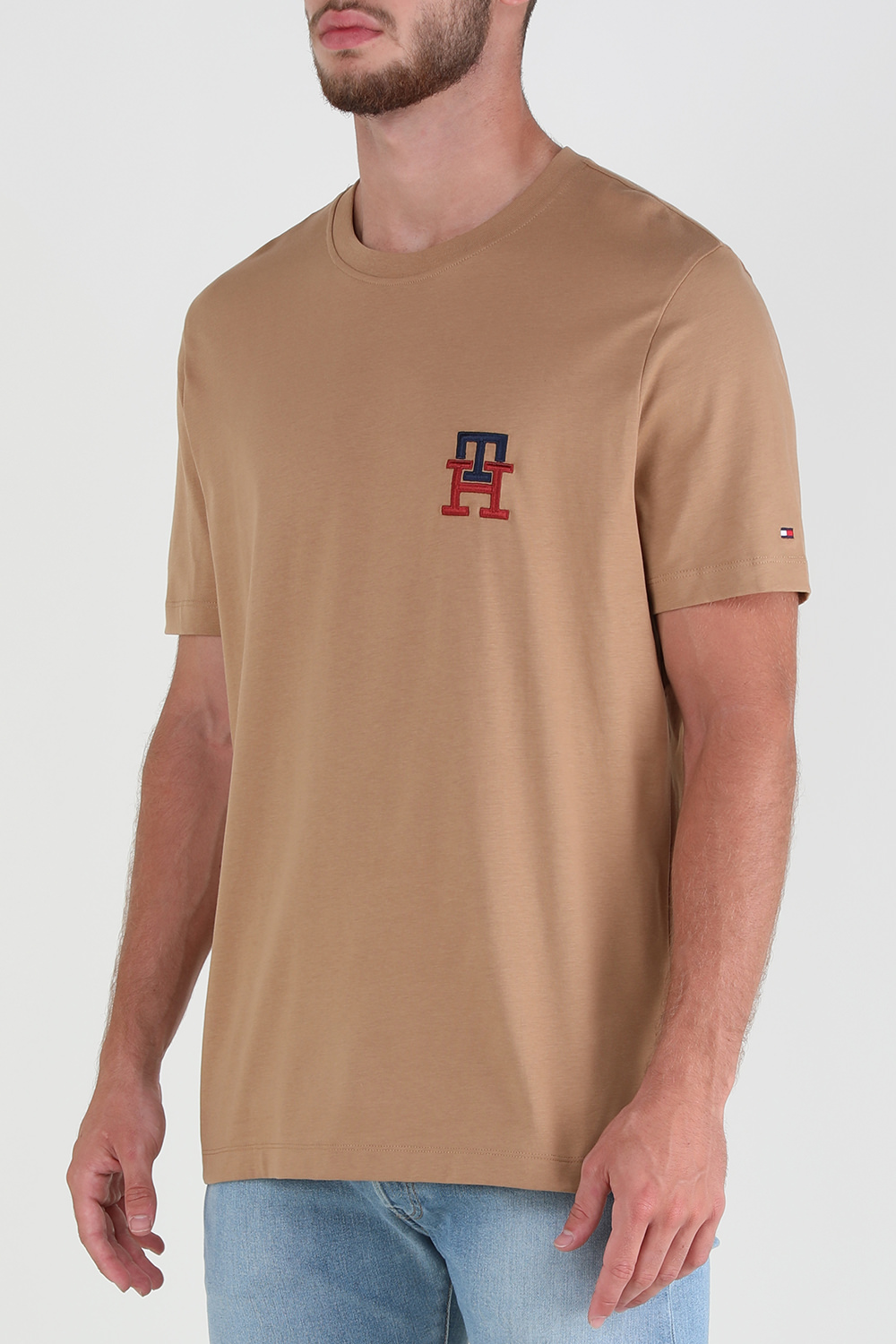 תמונת דוגמן קידמית של חולצת טי עם לוגו מונוגרמי רקום