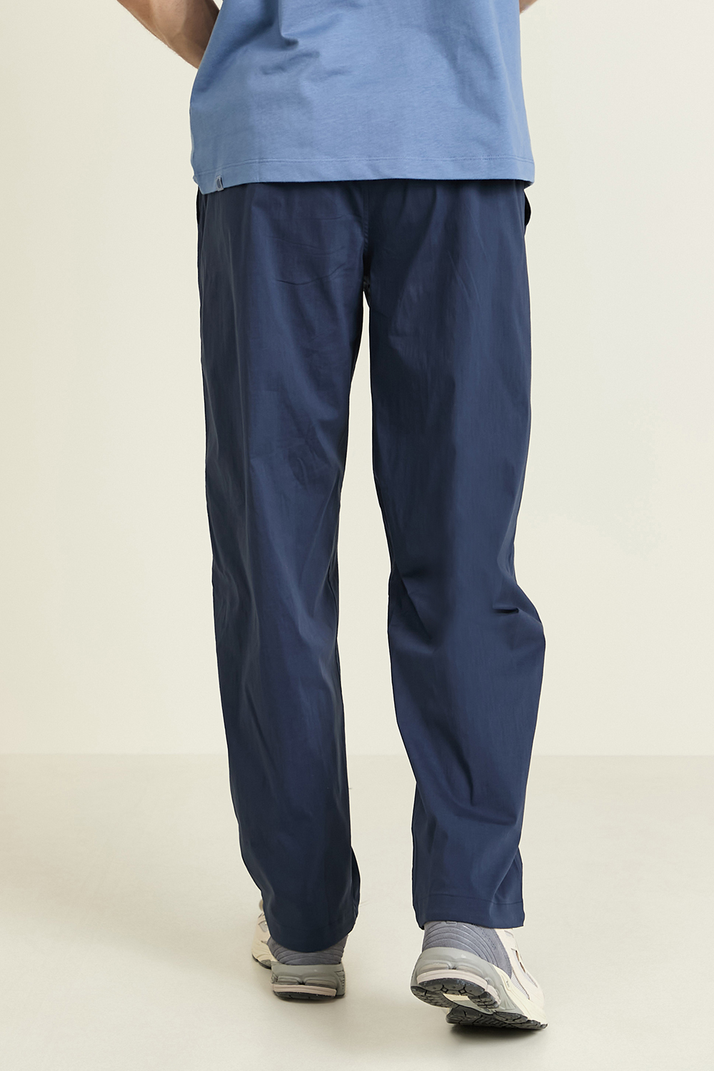 תמונת דוגמן אחורית של Poplin Relaxed-Fit Pant