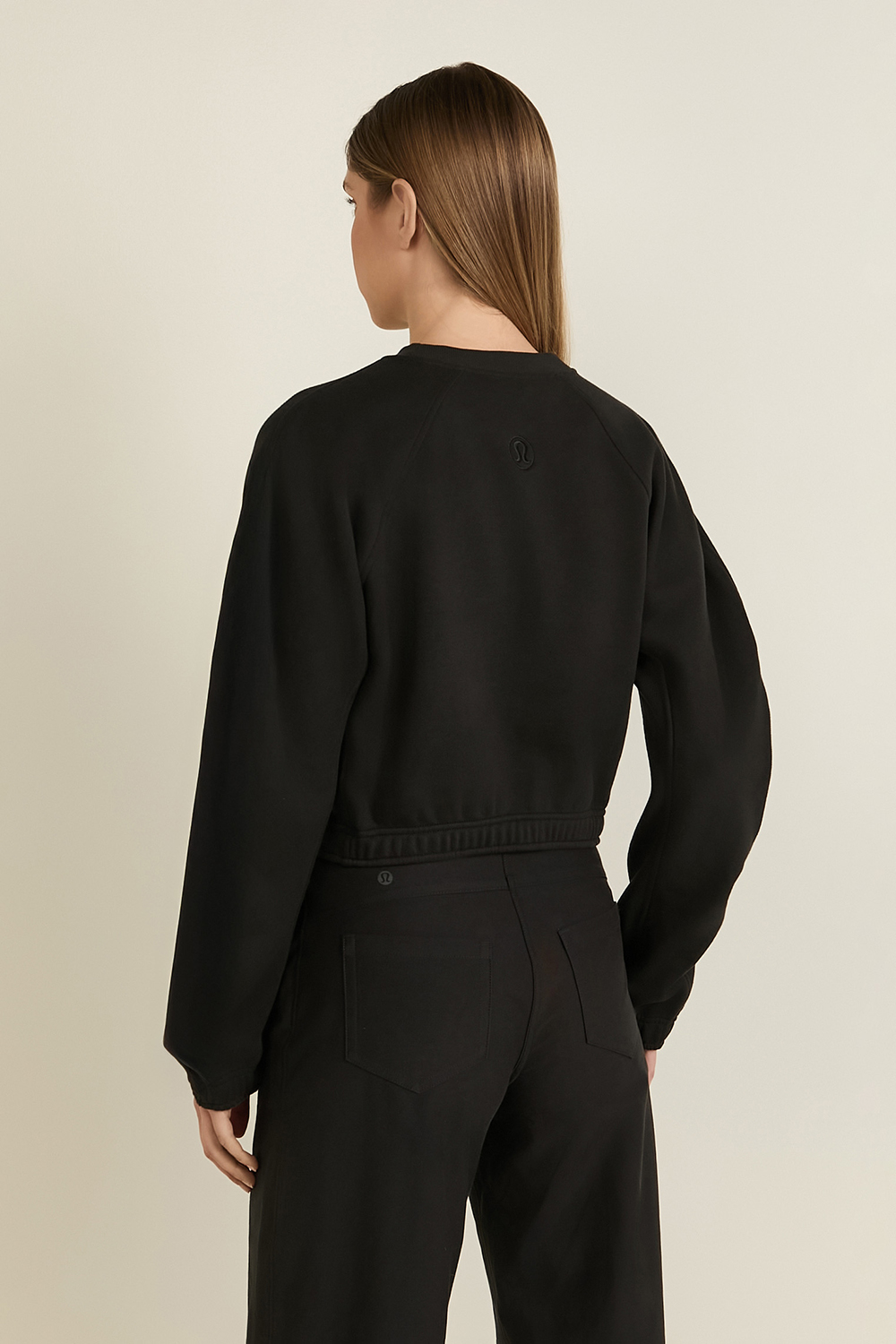 תמונת דוגמן אחורית של Scuba Cropped Relaxed Crewneck