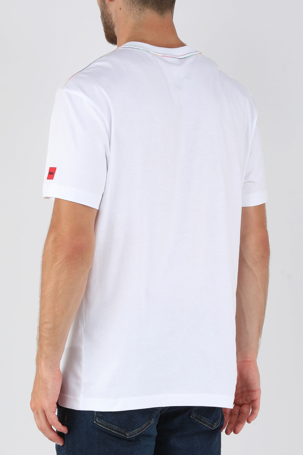 תמונת דוגמן אחורית של חולצת טי גאווה עם סלוגן צבעוני