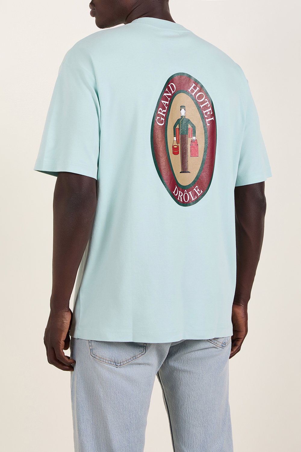 תמונת תקריב דוגמן של חולצת טי גארנד הוטל