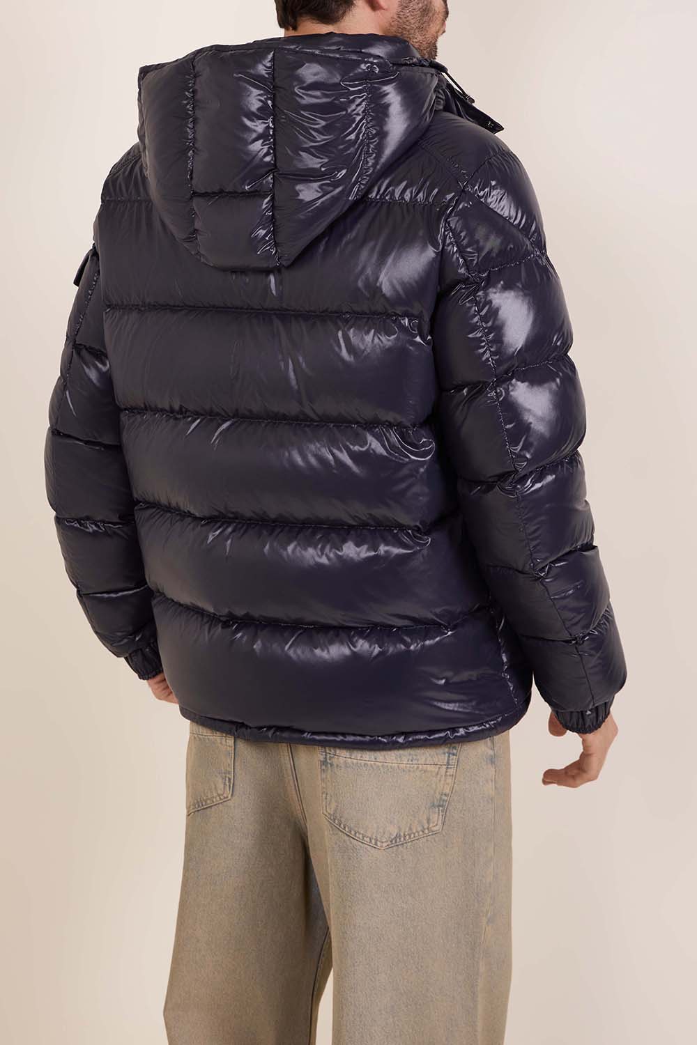 תמונת דוגמן אחורית של מעיל פוך קצר