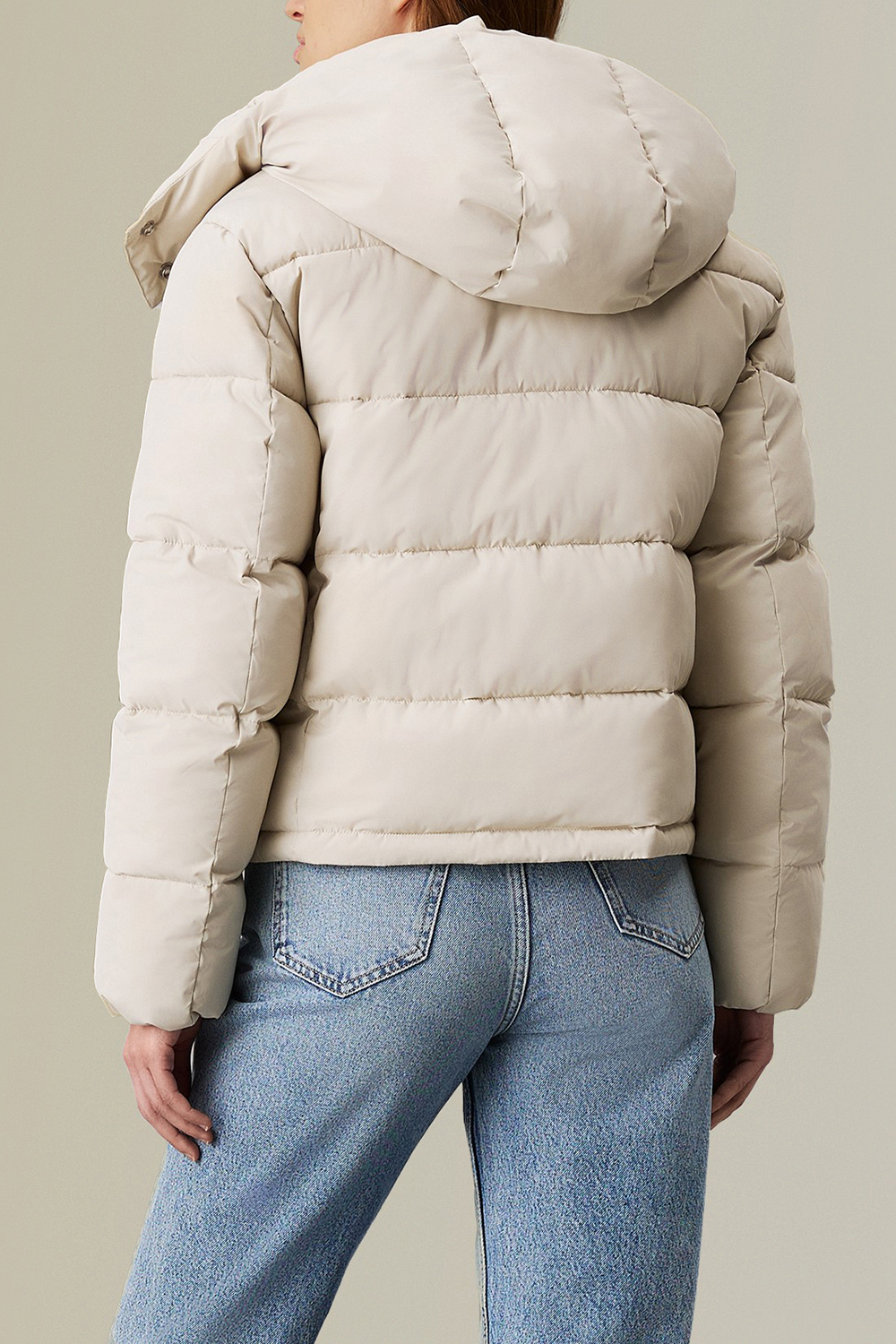 תמונת דוגמן אחורית של מעיל פאפר