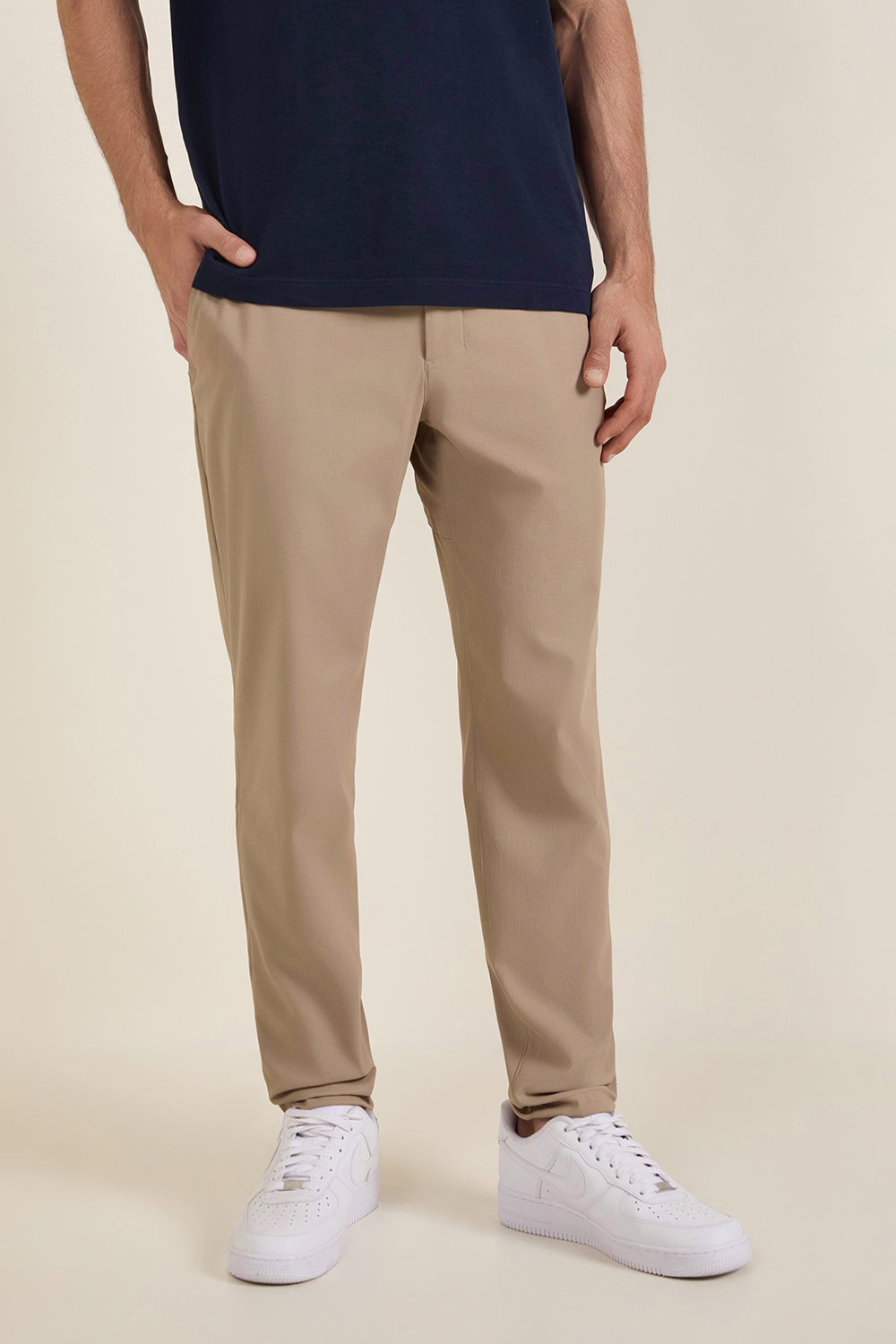 תמונת דוגמן קידמית של ABC Slim-Fit Golf Trouser 32L