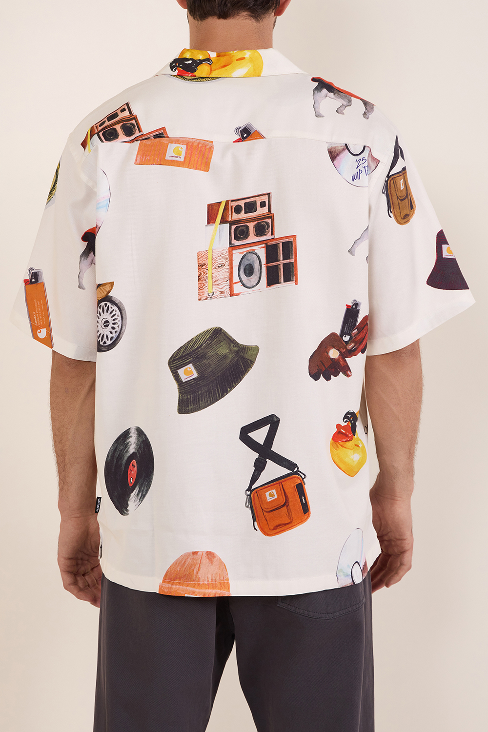 תמונת תקריב דוגמן של חולצה מכופרת קצרה