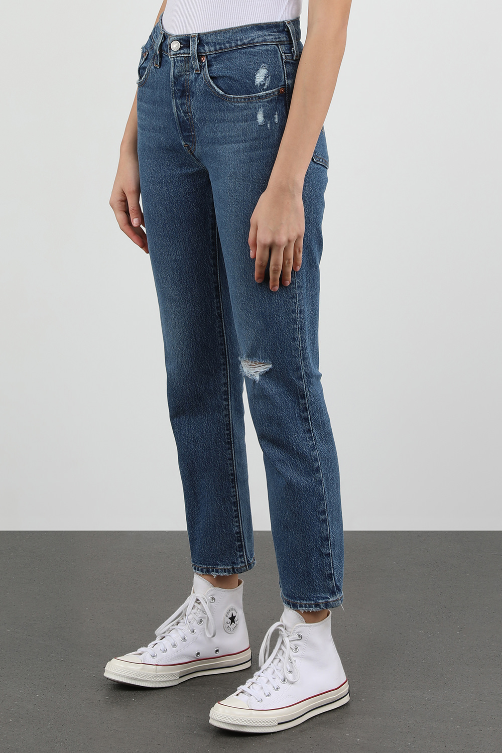 תמונת דוגמן קידמית של ג'ינס 501 כחול באורך קרופ עם קרע בברך