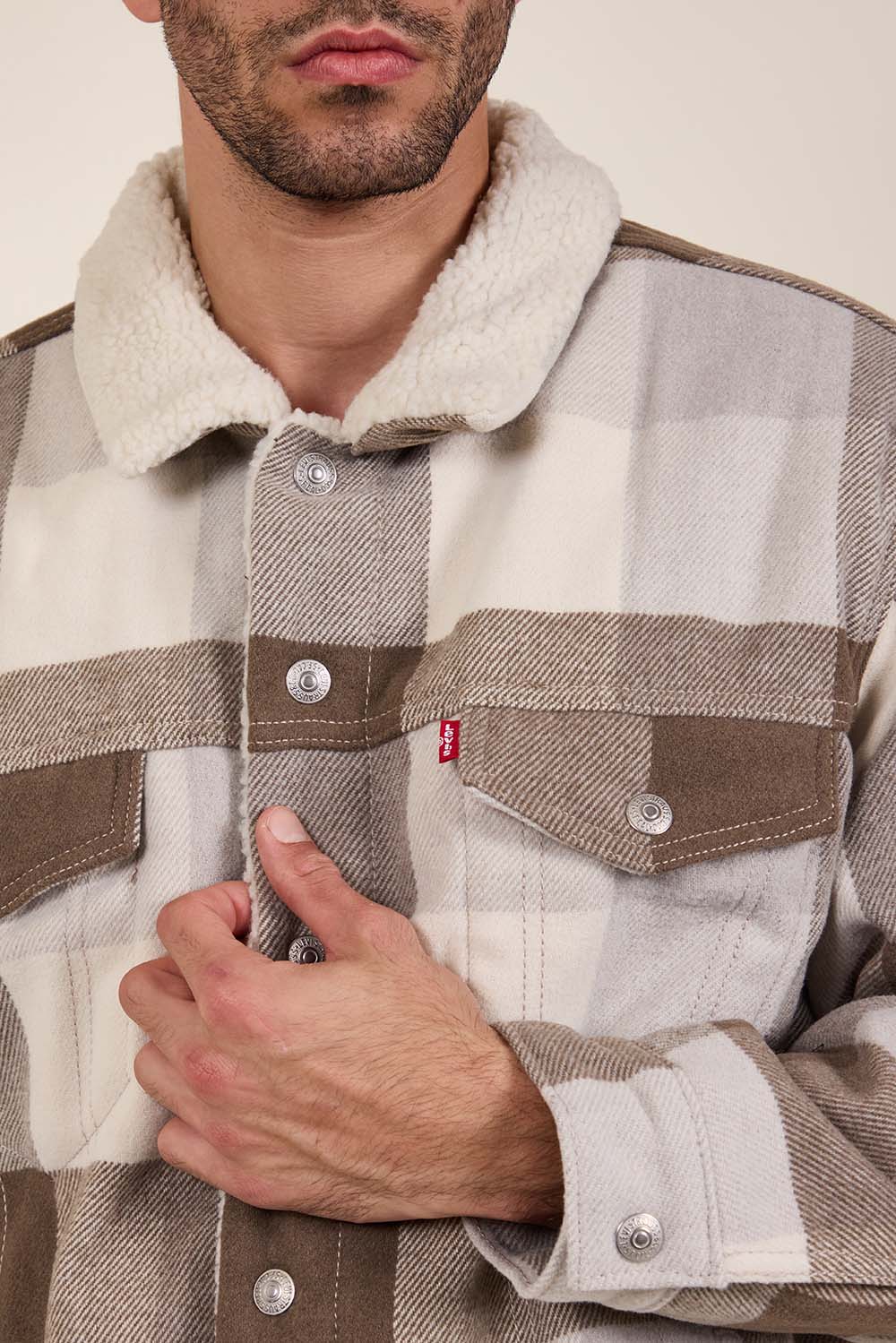 תמונת תקריב דוגמן של ז'קט בריפוד קל