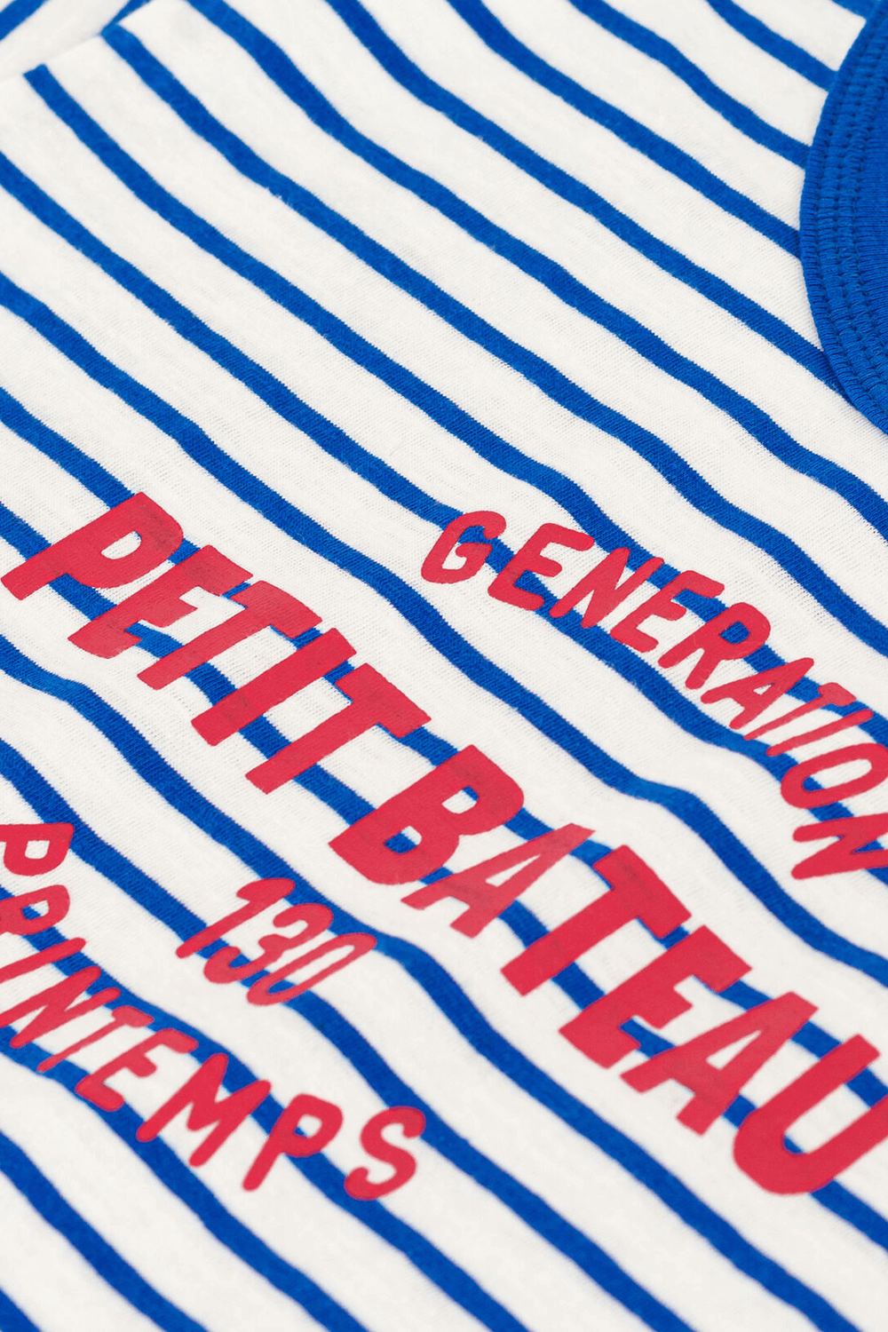 תמונת תקריב של חולצת טי בהדפס פסים - גילאי 6-12