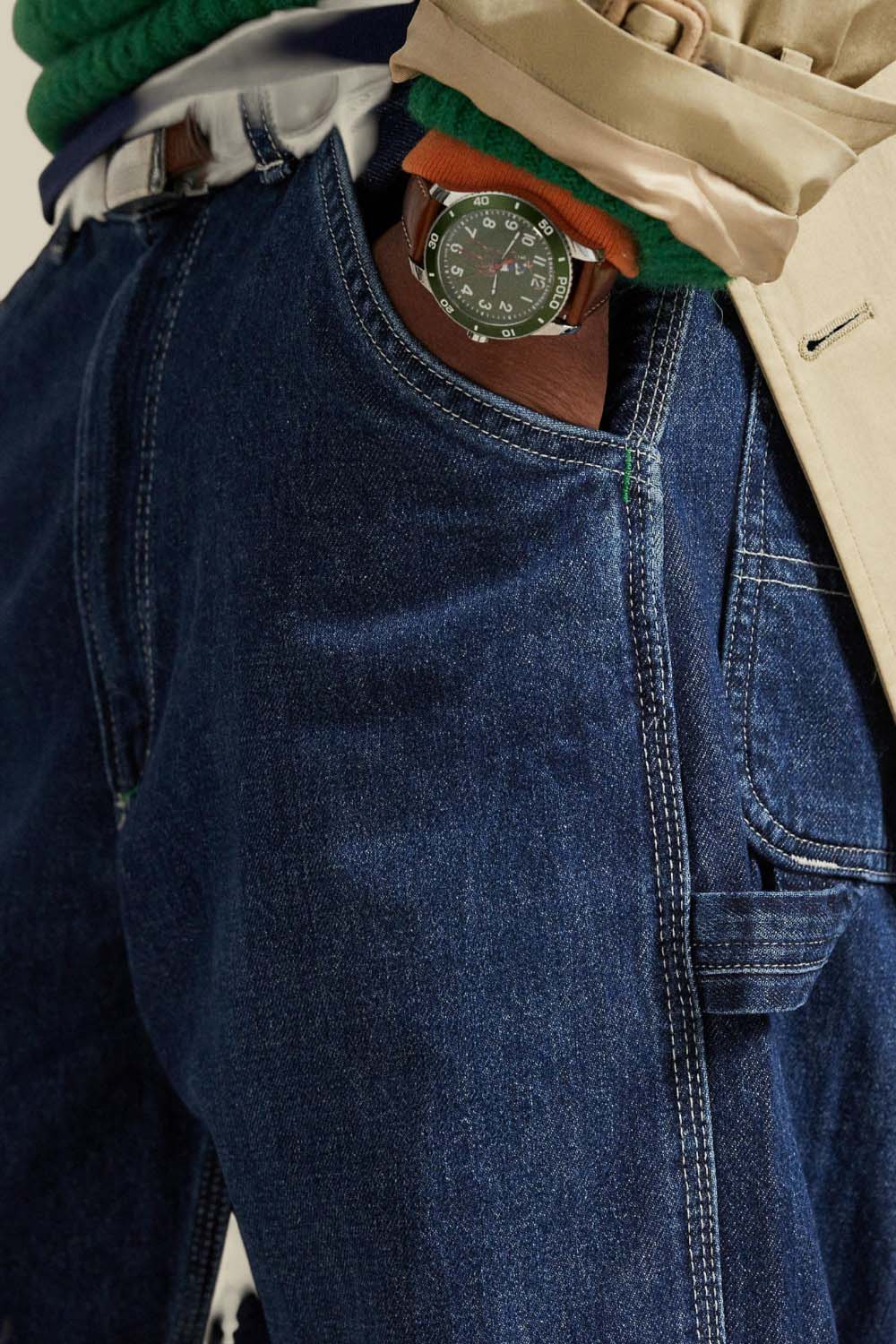 תמונת תקריב דוגמן של מכנסי ג'ינס בגזרה ישרה