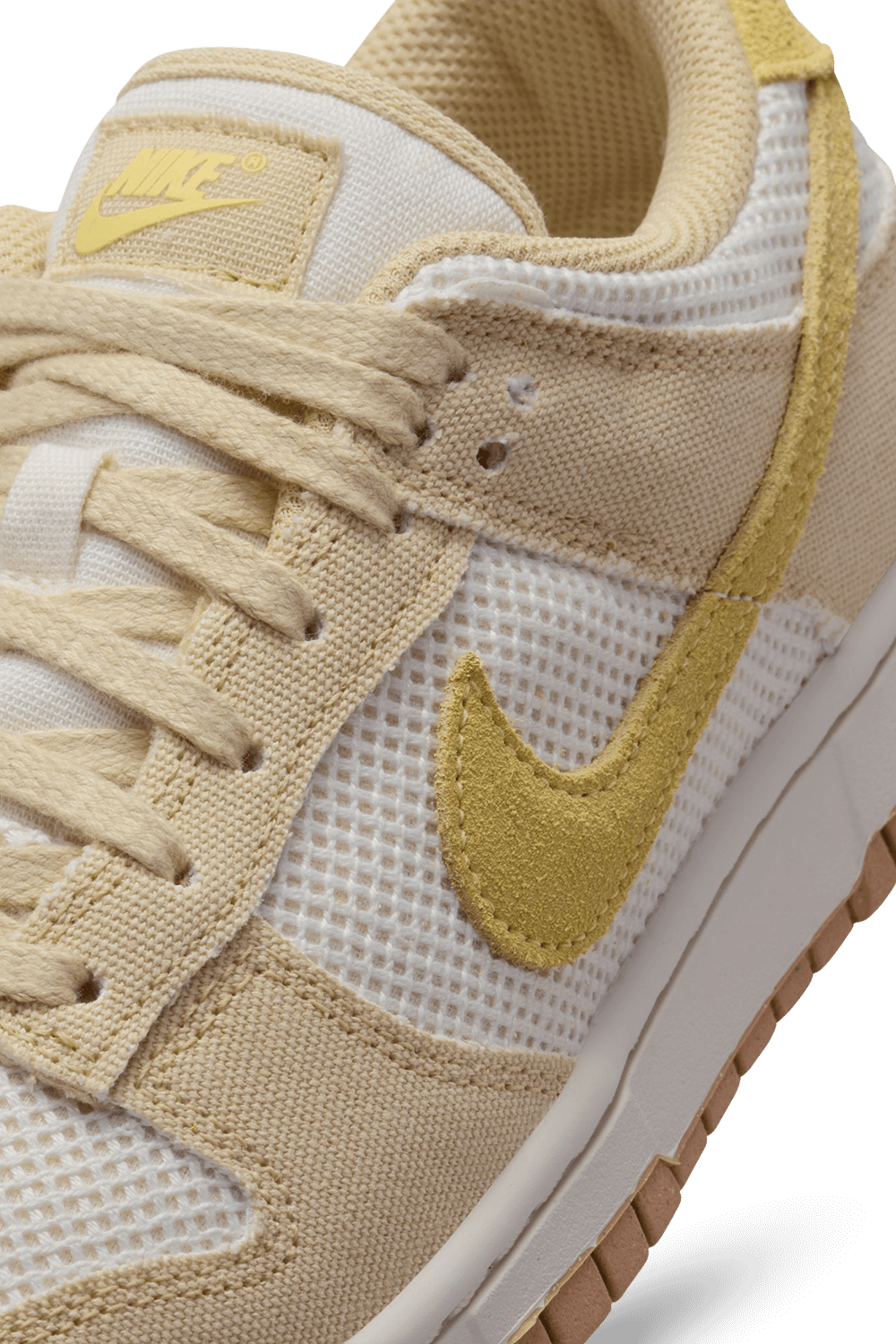 תמונת תקריב של נעלי סניקרס דאנק רטרו