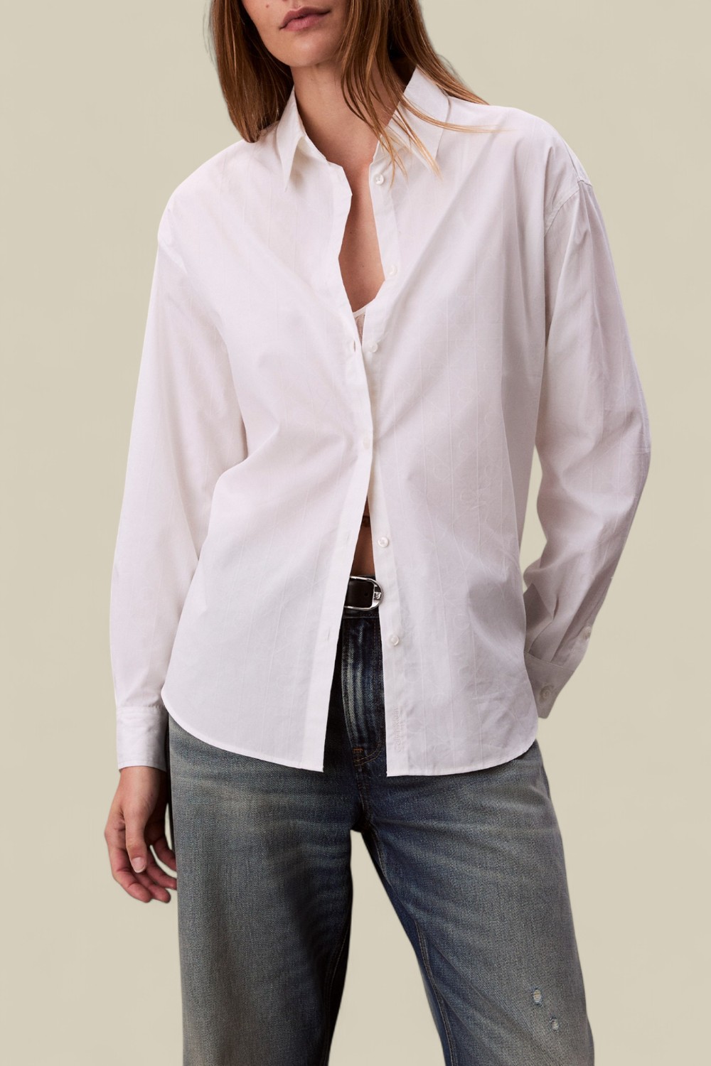 תמונת דוגמן קידמית של חולצת כפתורים