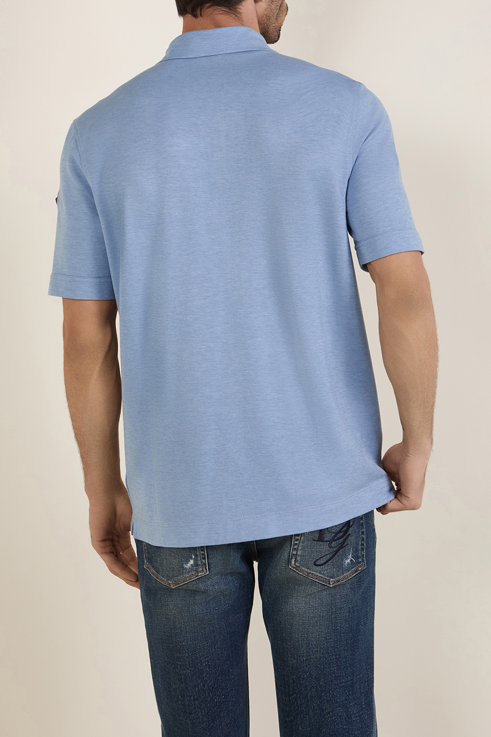 תמונת דוגמן אחורית של חולצת פולו