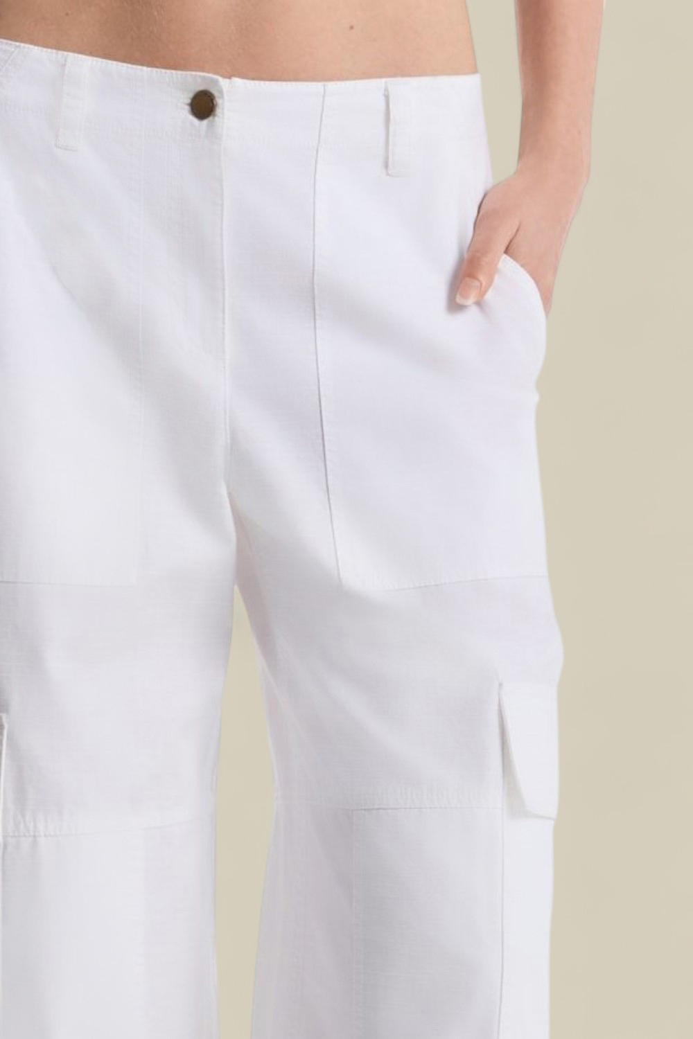 תמונת תקריב דוגמן של מכנסי קרגו רחבים