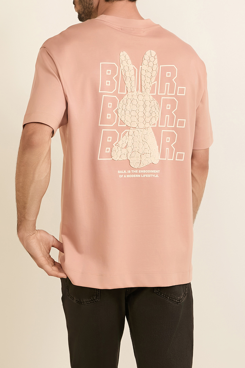 תמונת דוגמן אחורית של חולצת טי אוברסייז