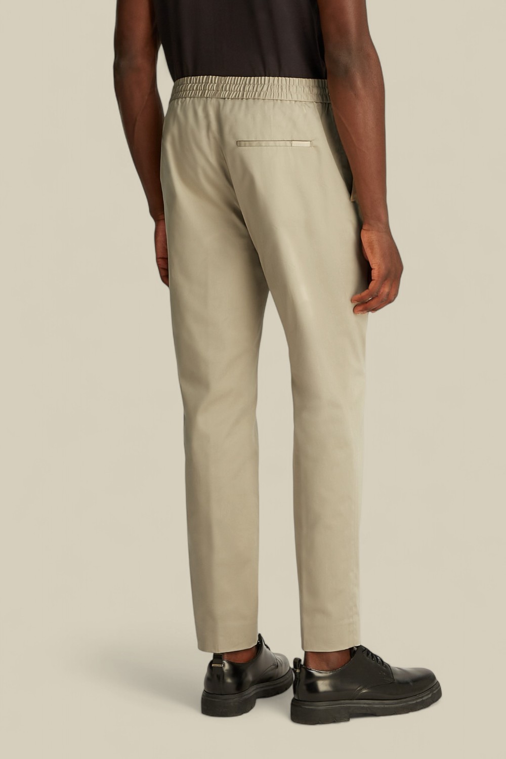 תמונת דוגמן אחורית של מכנסי ג'וג