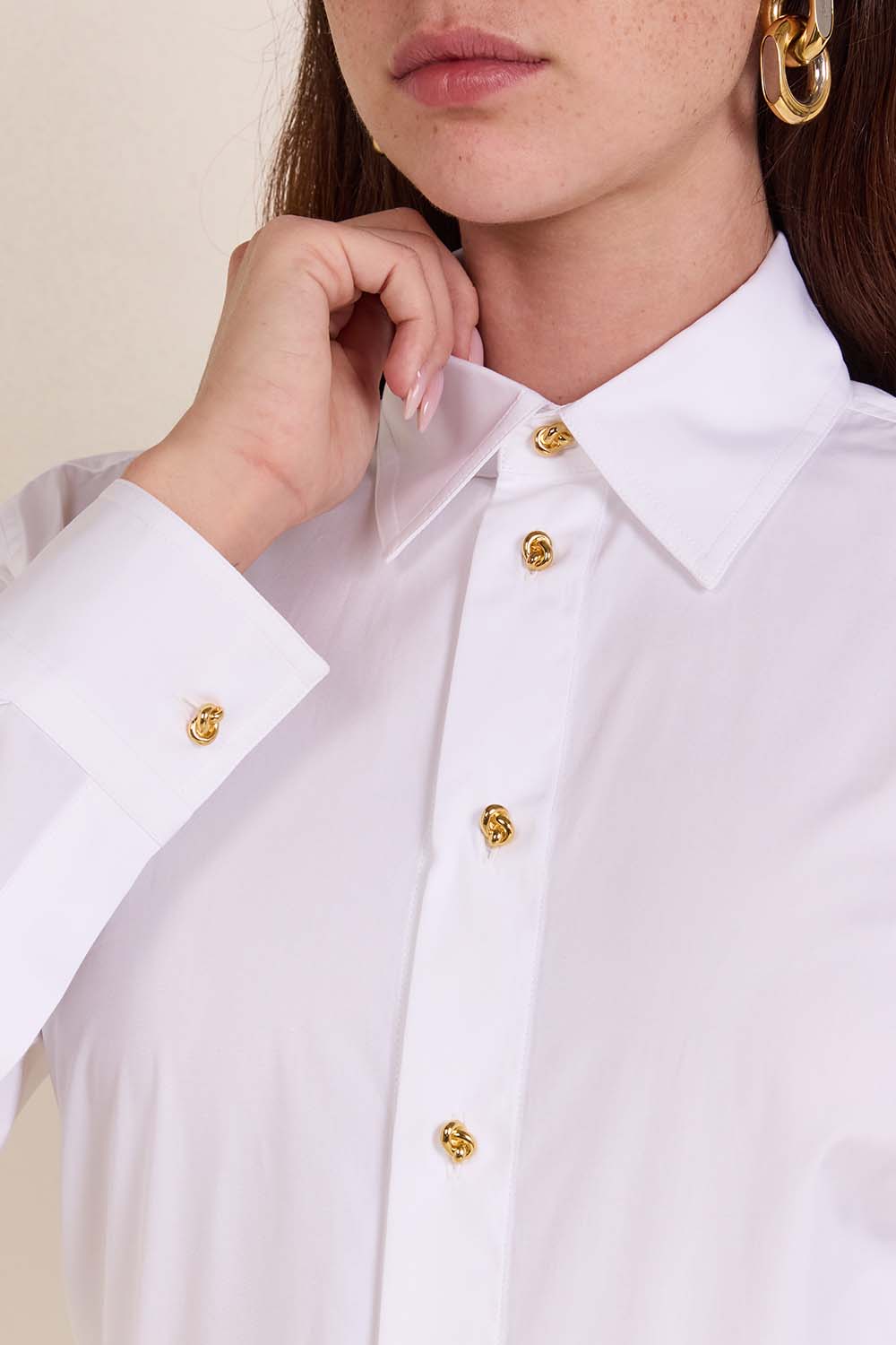 תמונת תקריב דוגמן של חולצת כפתורים