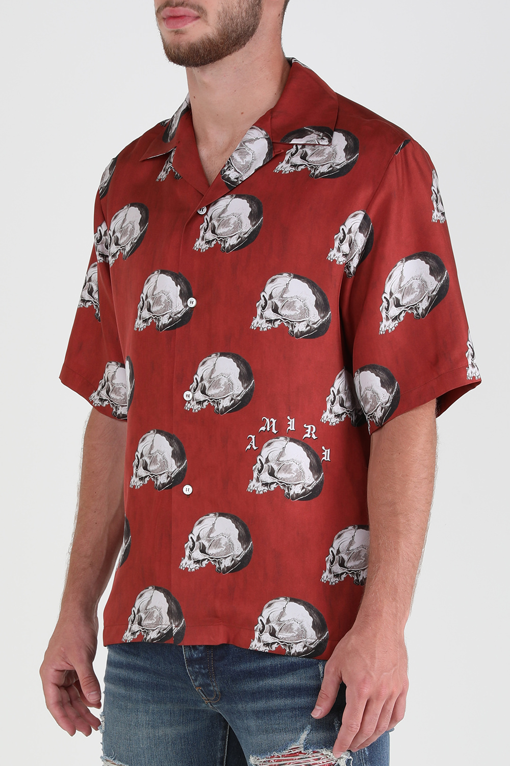 תמונת דוגמן קידמית של חולצה מכופתרת קצרה ממשי עם הדפס גולגולות