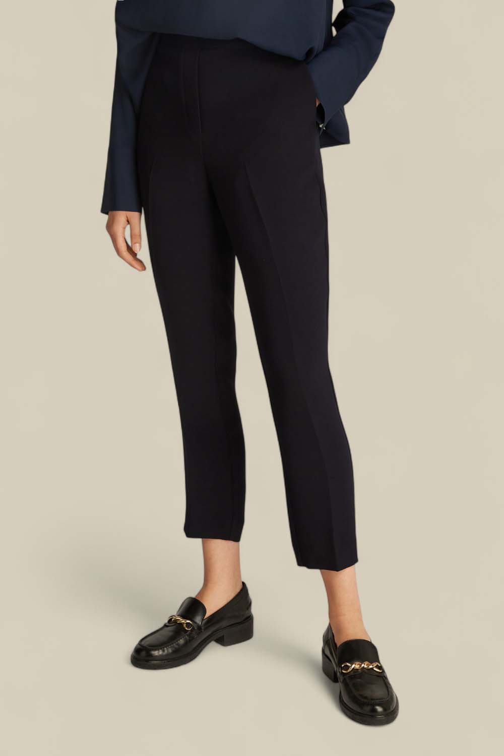 תמונת דוגמן קידמית של מכנסיים מחויטים סלים קרופ