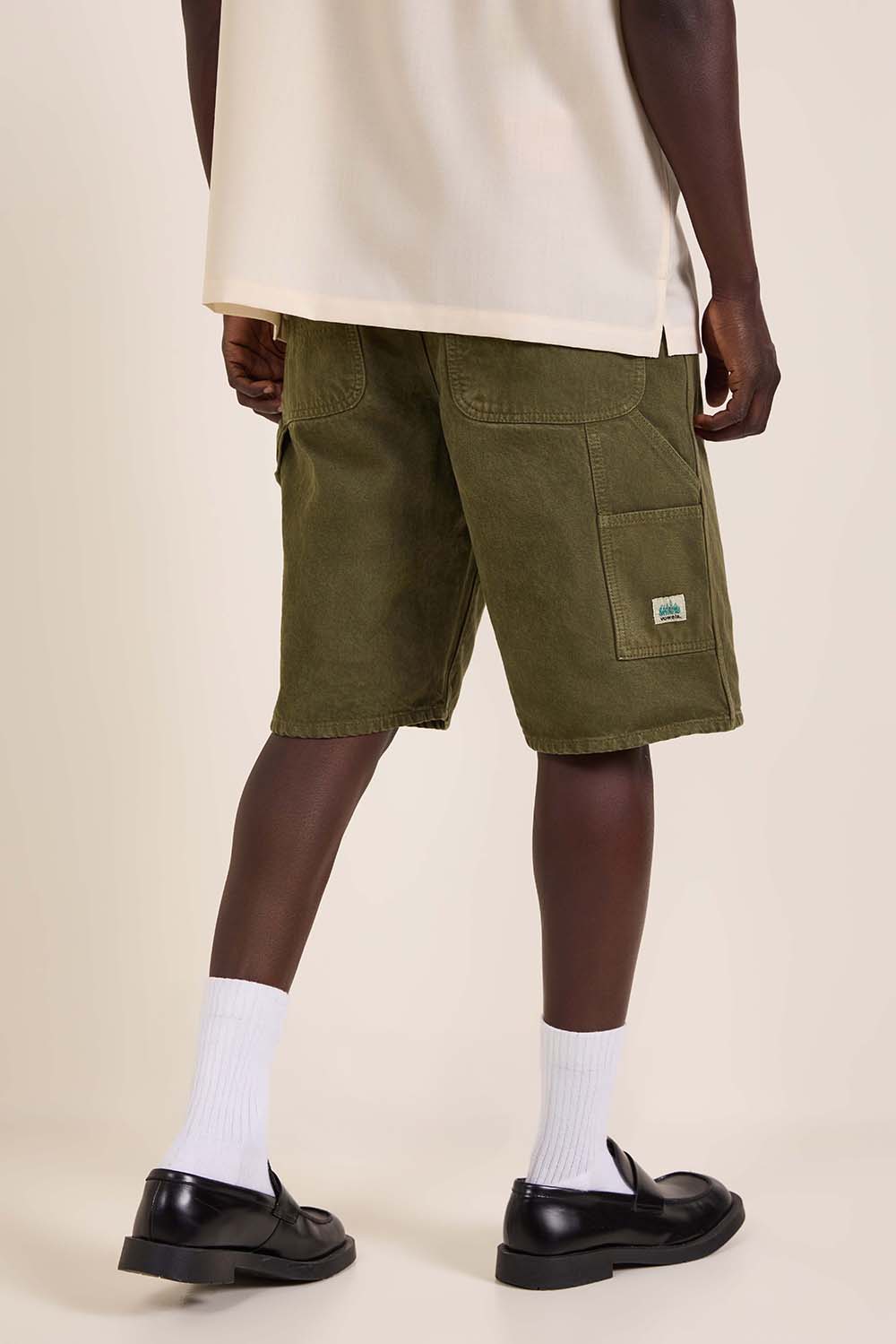 תמונת תקריב דוגמן של מכנסי ג'ינס קצרים