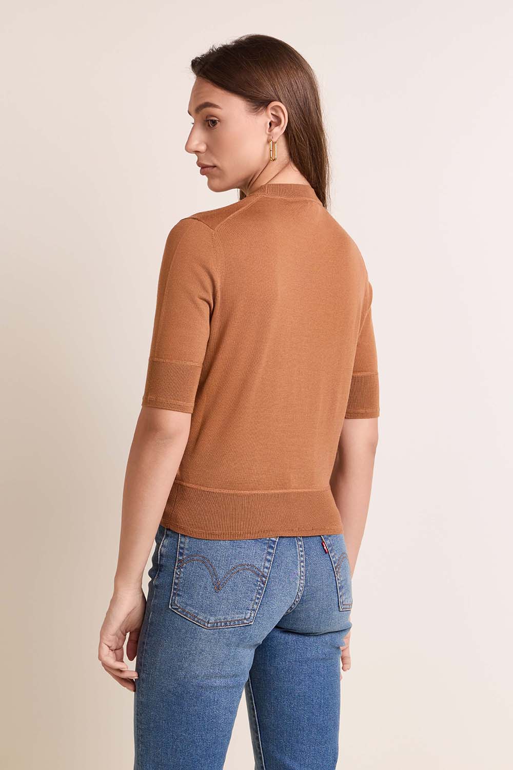 תמונת דוגמן אחורית של סוודר צמר