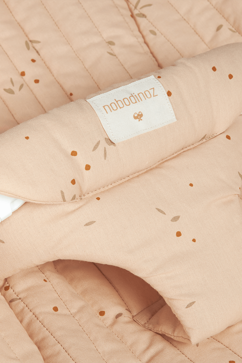 תמונת תקריב של כיסא נדנדה לתינוק בשילוב כותנה אורגנית