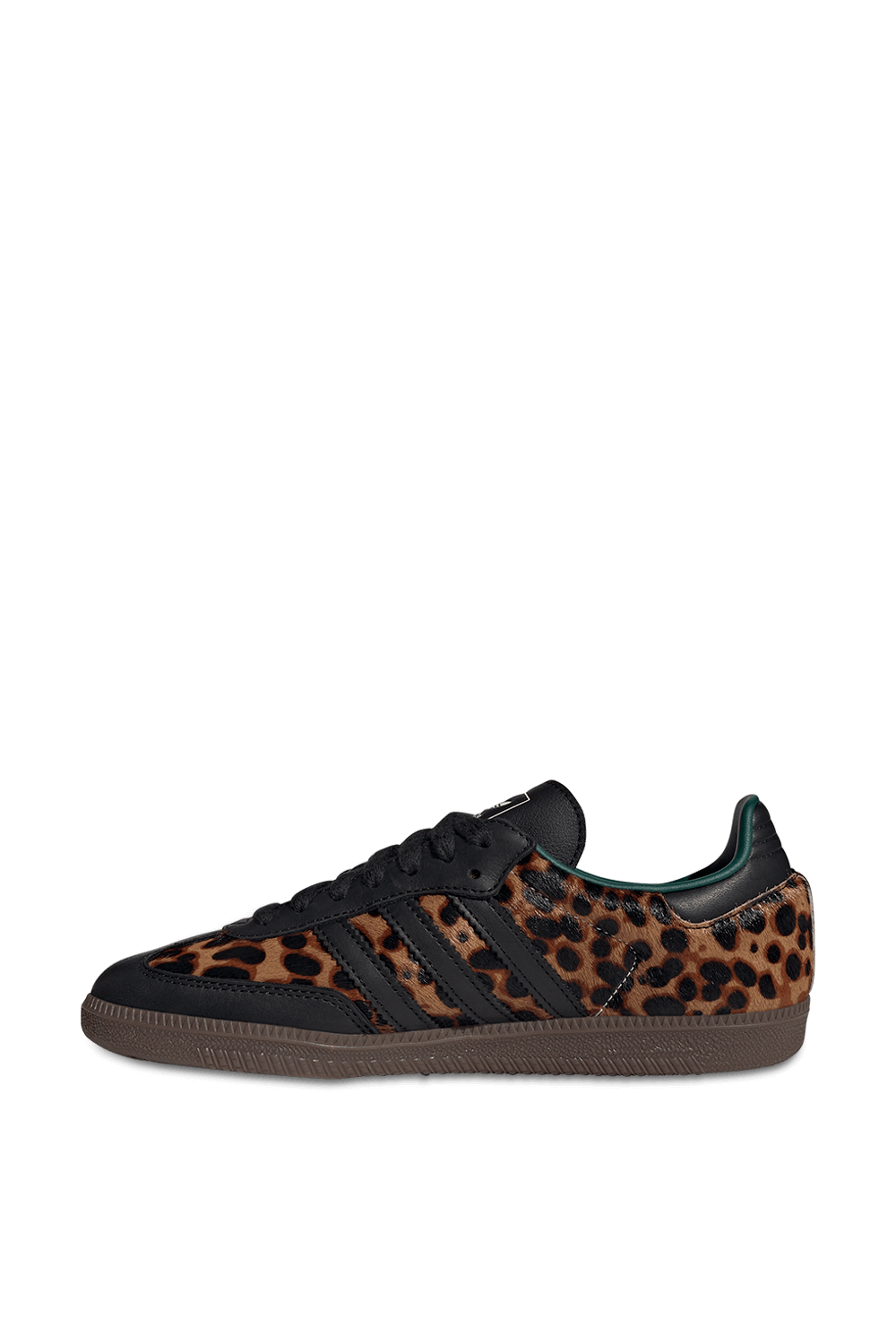 תמונת תקריב של נעלי סניקרס אדידס סמבה