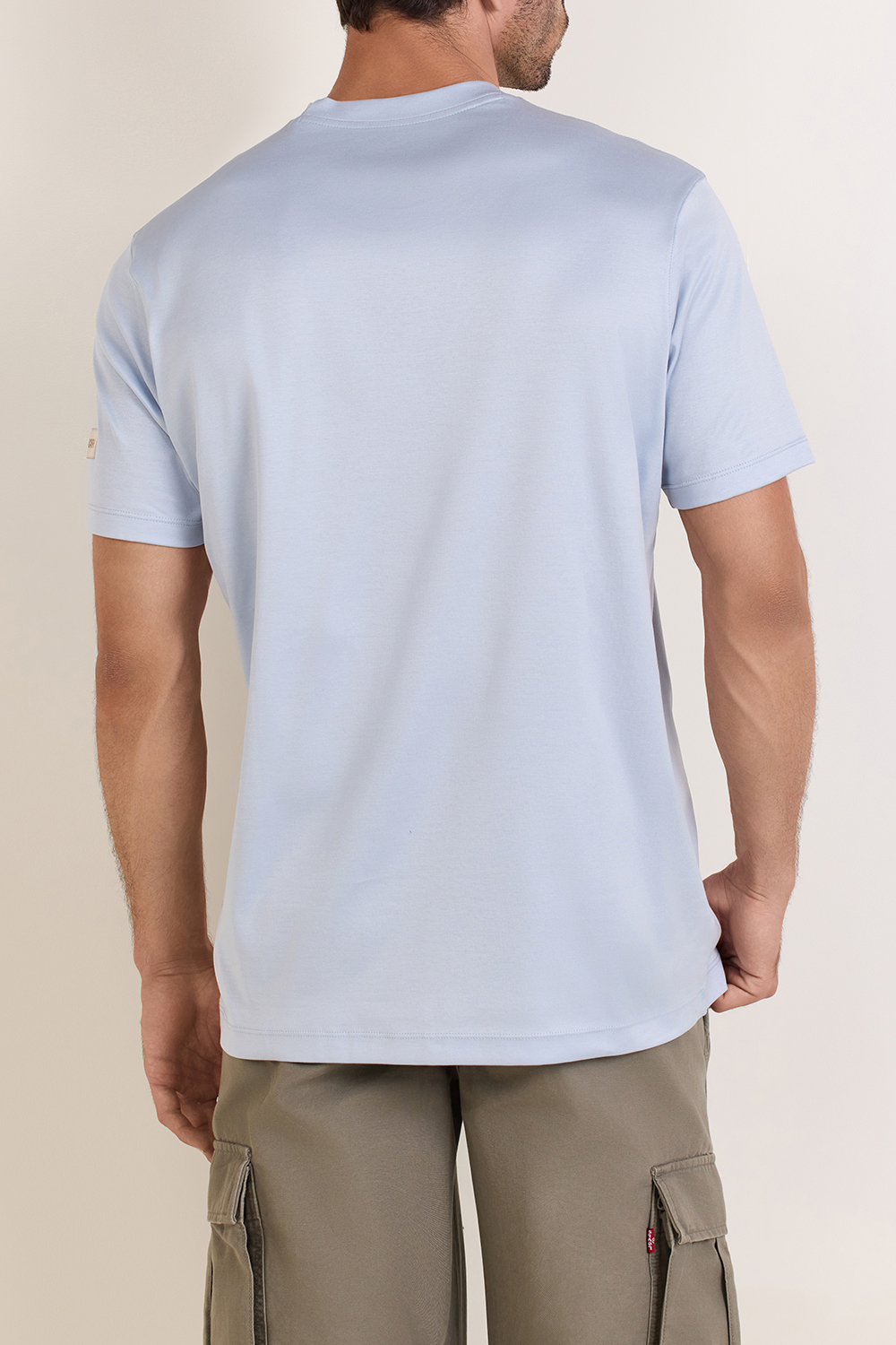 תמונת דוגמן אחורית של חולצת טי