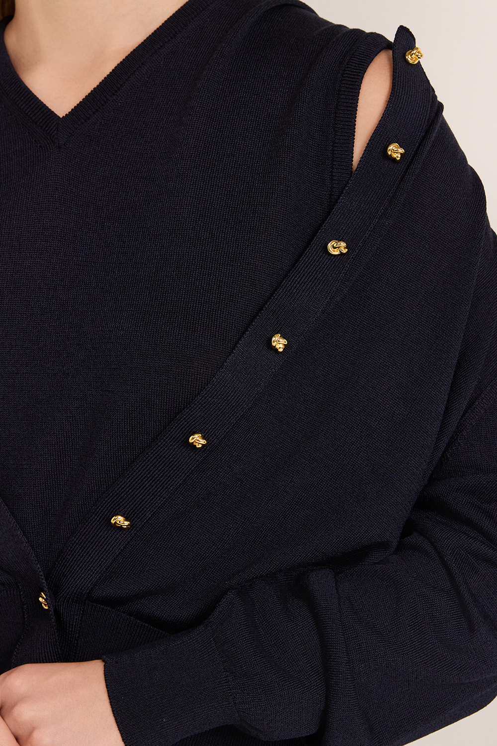 תמונת תקריב דוגמן של סט קרדיגן ואפודה