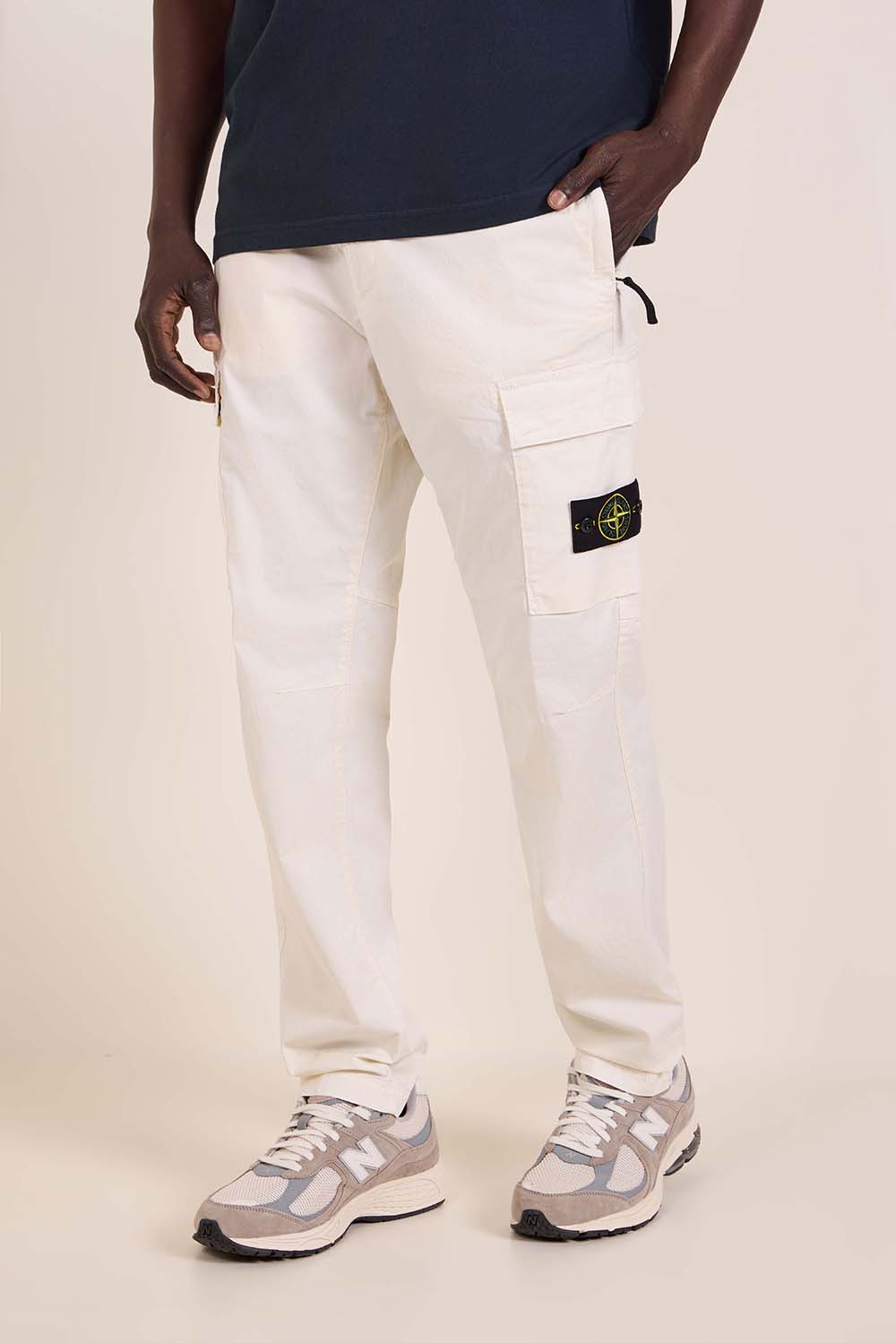 תמונת דוגמן קידמית של מכנסי קרגו בגזרה רגילה