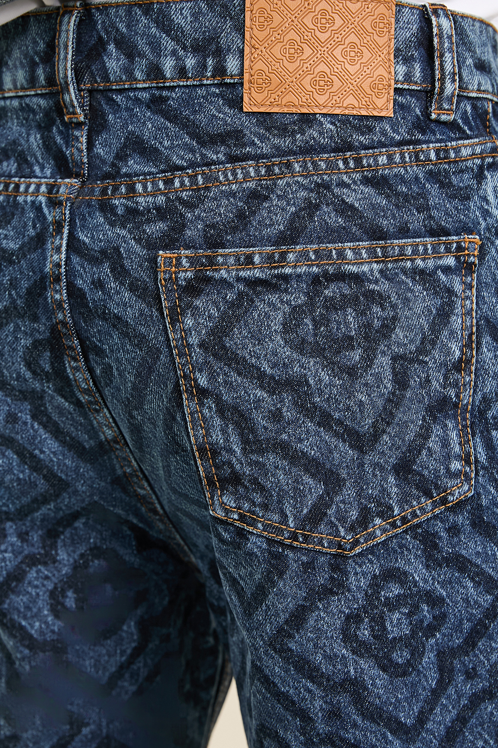 תמונת תקריב דוגמן של מכנסי ג'ינס