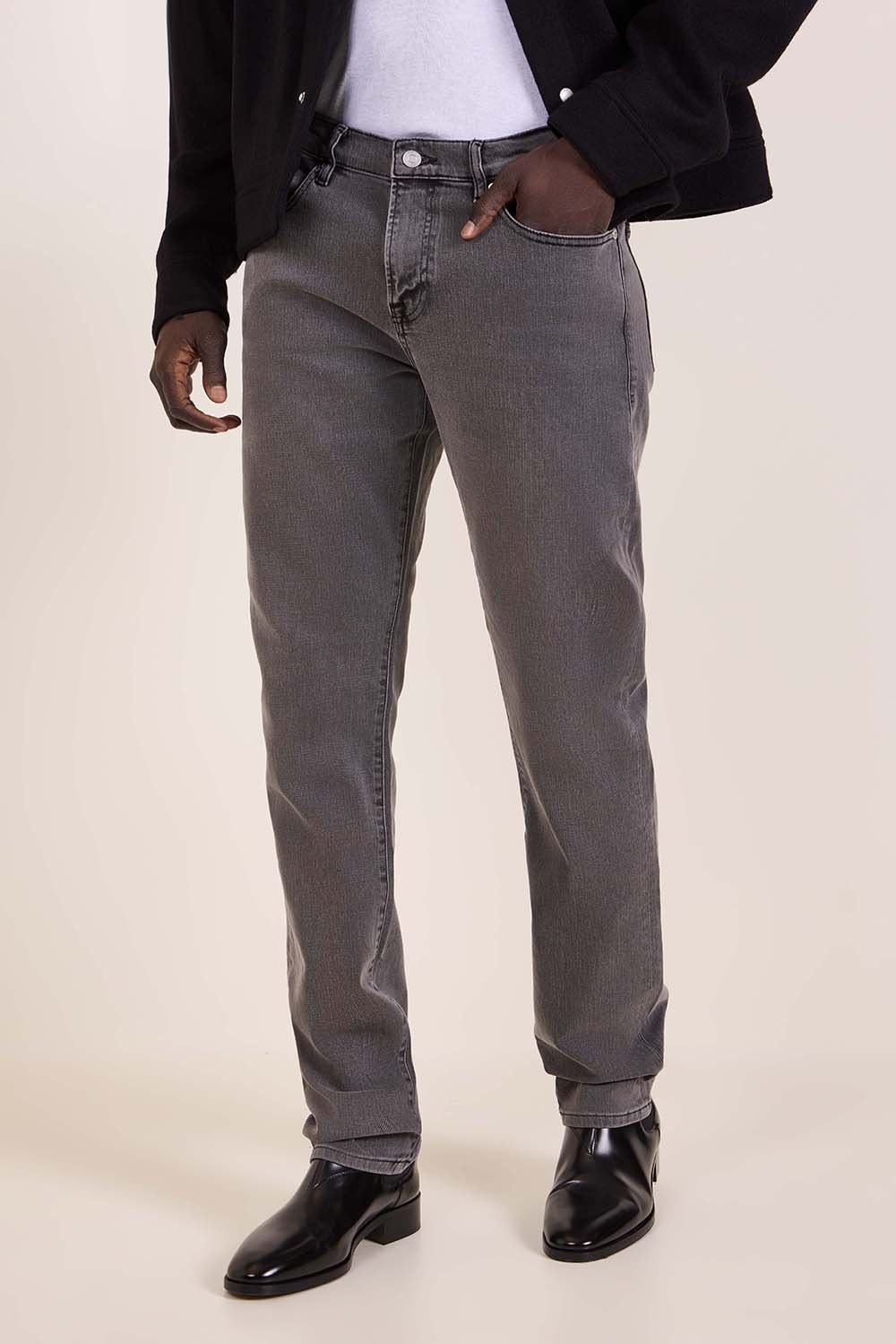 תמונת דוגמן קידמית של מכנסי ג'ינס בגזרת סלים