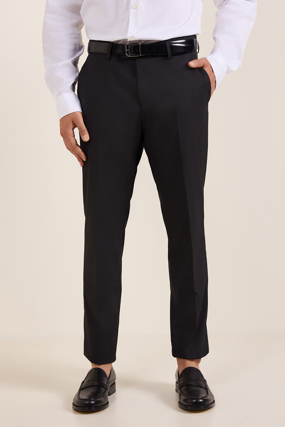 תמונת דוגמן קידמית של מכנסיים מחוייטים סלים פיט