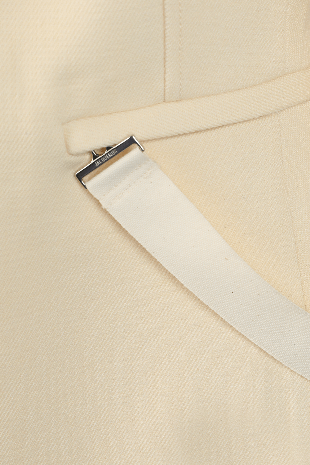 תמונה אחורית של בלייזר צמר עם רצועות