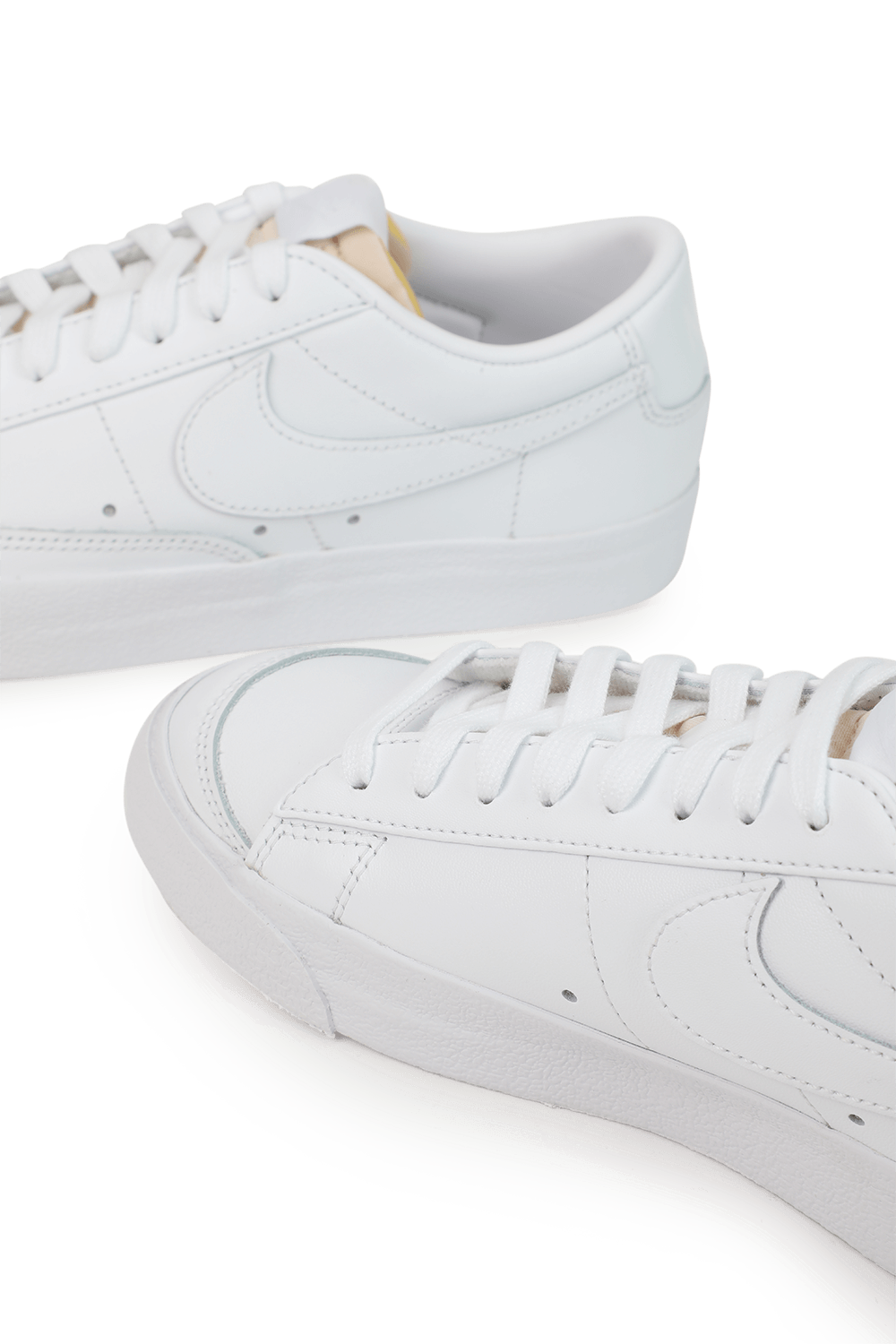 תמונת תקריב של Nike Blazer Low 77 in White