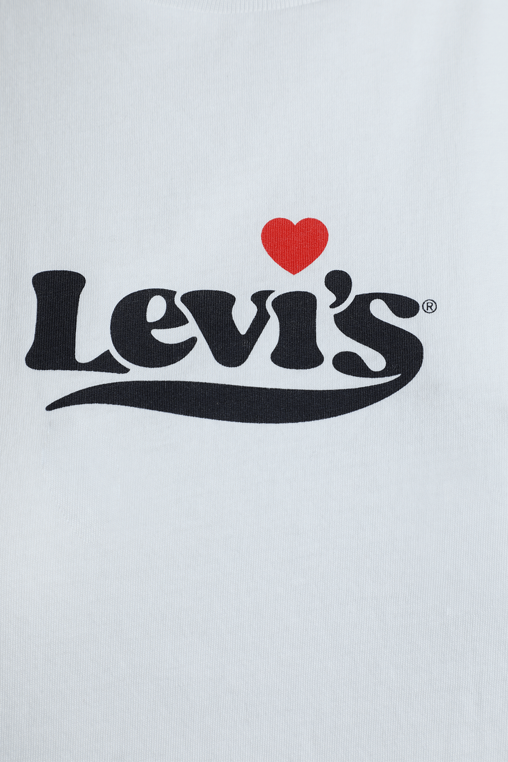 תמונה אחורית של חולצה לבנה עם לוגו לב