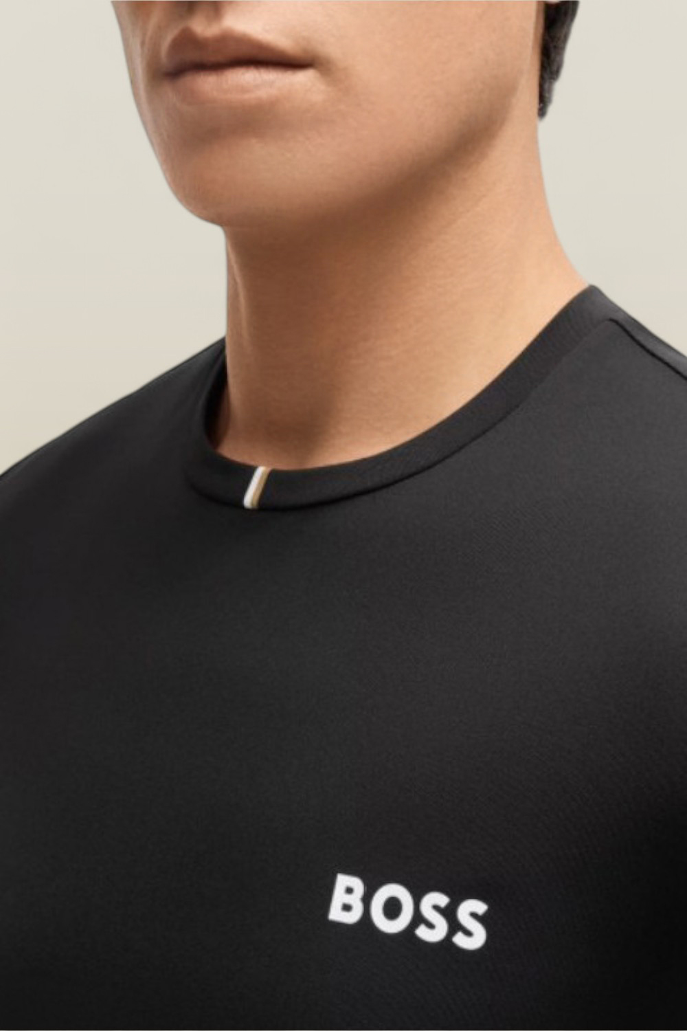 תמונת תקריב דוגמן של בוס X מתאו ברטיני חולצת טי לאימונים