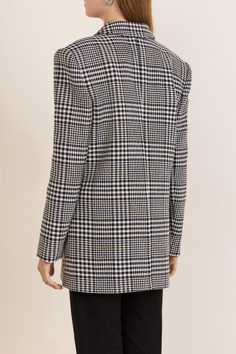 תמונת דוגמן אחורית של בלייזר מחויט