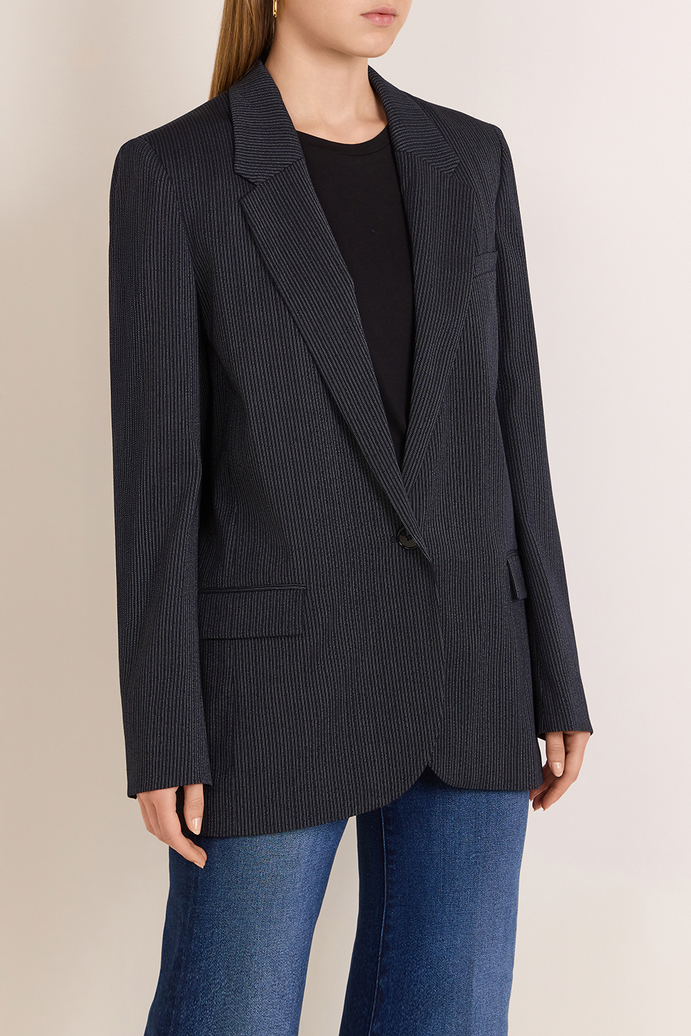 תמונת דוגמן קידמית של בלייזר פסים מחויט