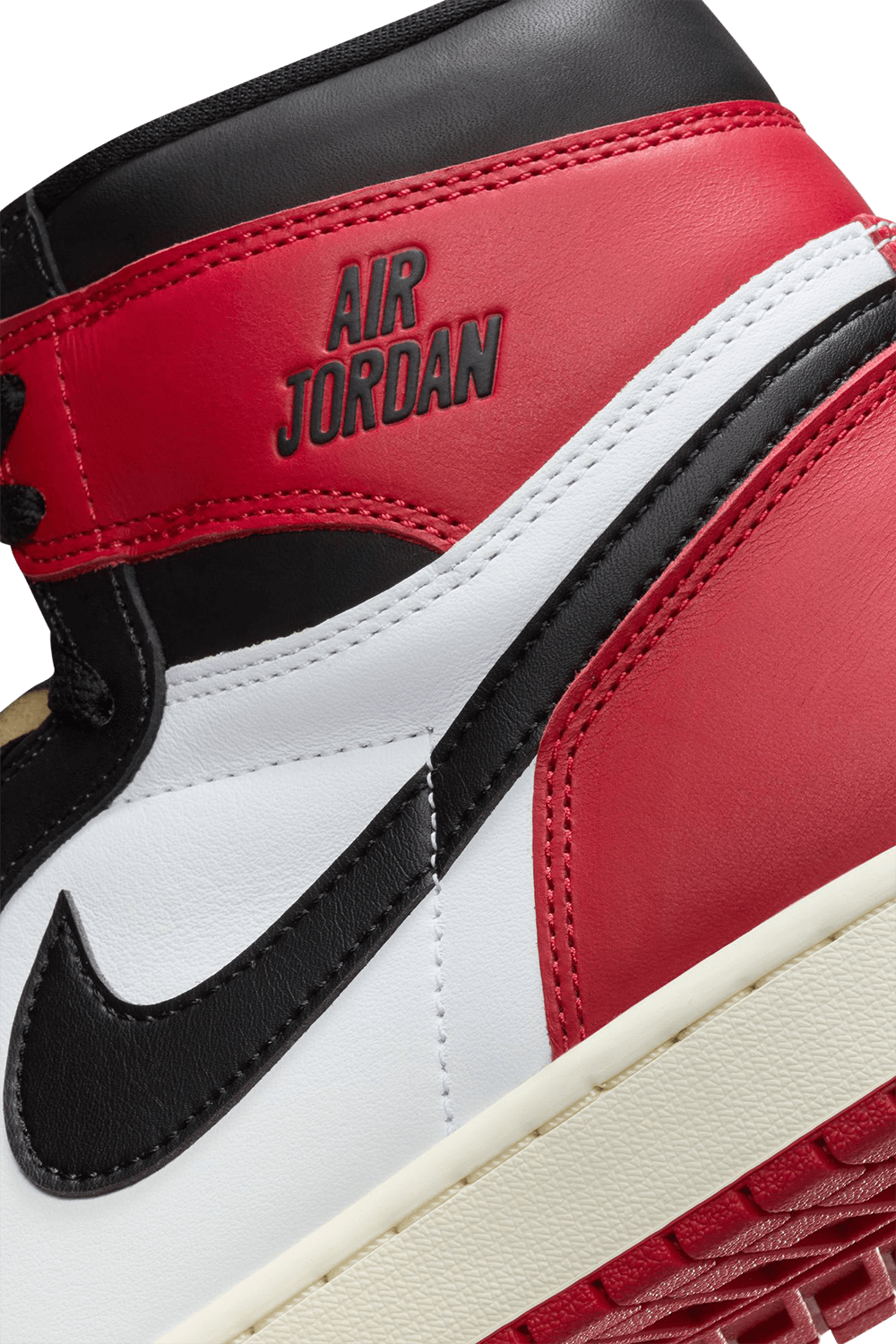 תמונת תקריב של נעלי סניקרס אייר ג'ורדן 1 רטרו