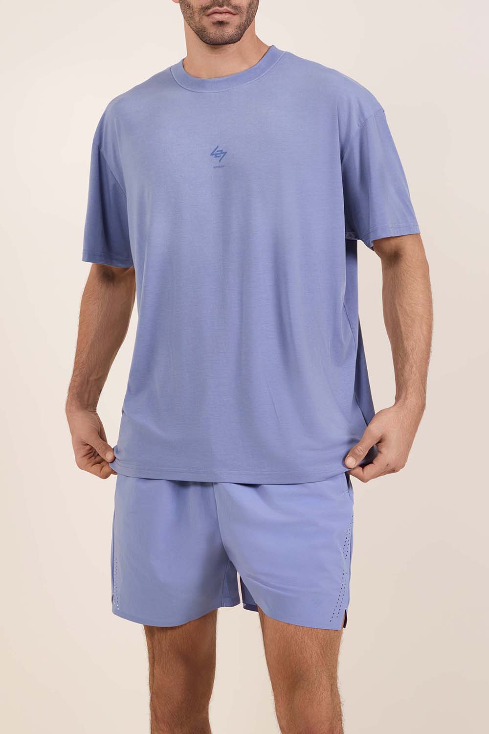 תמונת דוגמן קידמית של חולצת טי אוברסייז