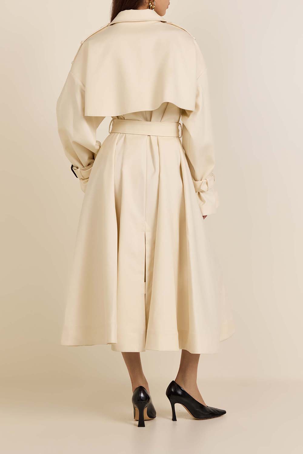 תמונת דוגמן אחורית של מעיל טרנץ' ארוך