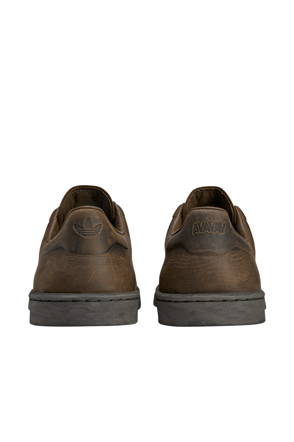 תמונת תקריב של נעלי סניקרס סופרסטאר Adidas X AVAVAV