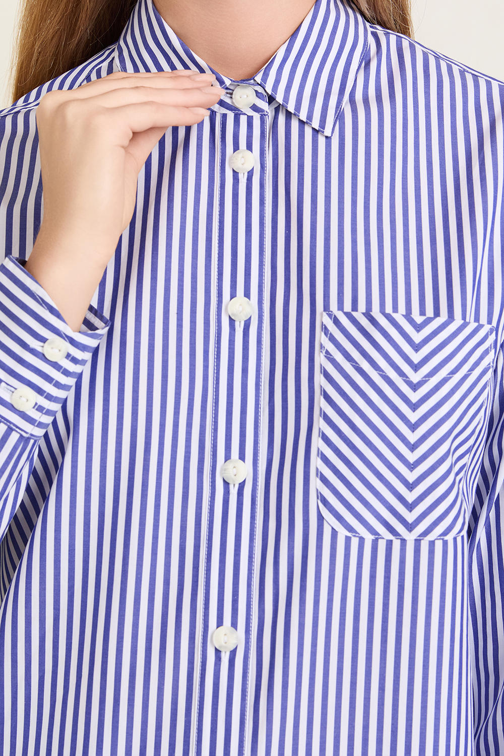 תמונת תקריב דוגמן של חולצה מכופתרת