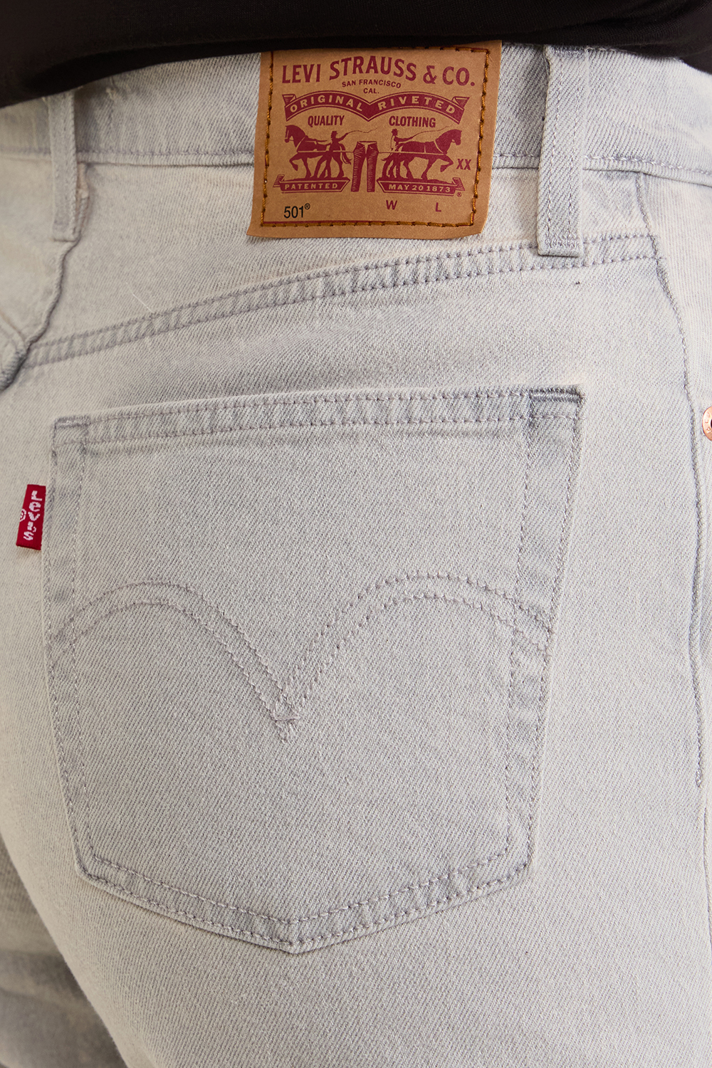 תמונת תקריב דוגמן של מכנסי ג'ינס קרופ ישרים 501