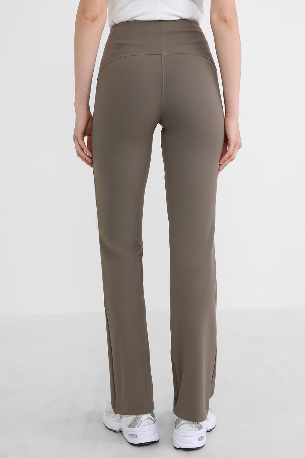 תמונת דוגמן אחורית של Pull-On High Rise Trousers