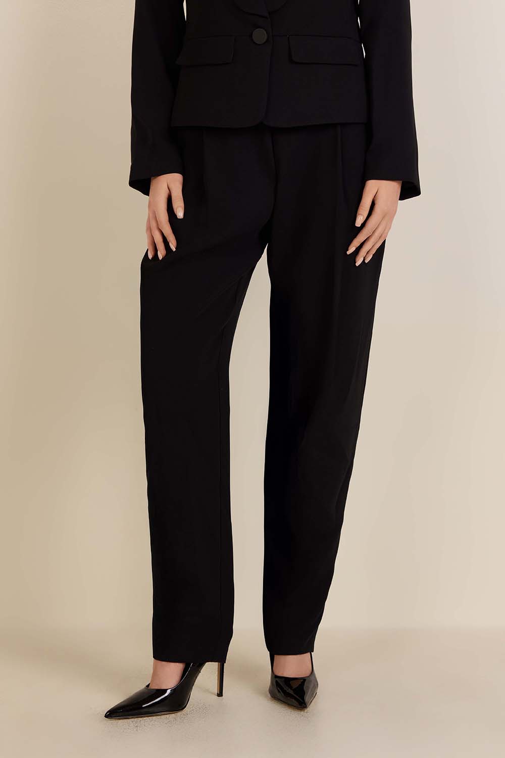 תמונת דוגמן קידמית של מכנסיים מחוייטים