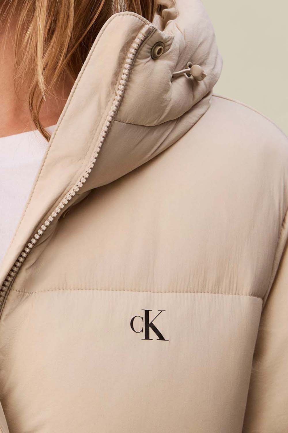 תמונת תקריב דוגמן של מעיל פוך עם חגורה