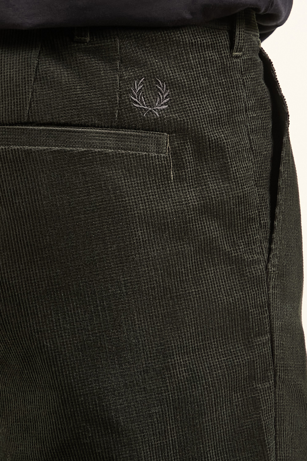 תמונת תקריב דוגמן של מכנסיים ארוכים