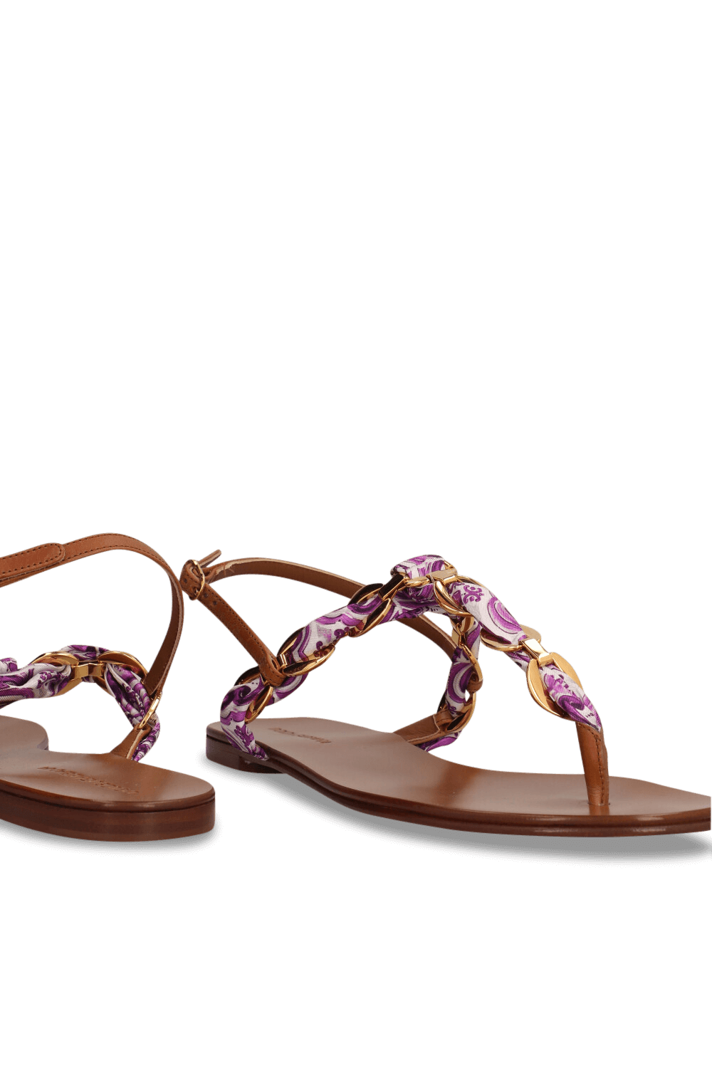 תמונת תקריב של סנדלי אצבע מג'וליקה