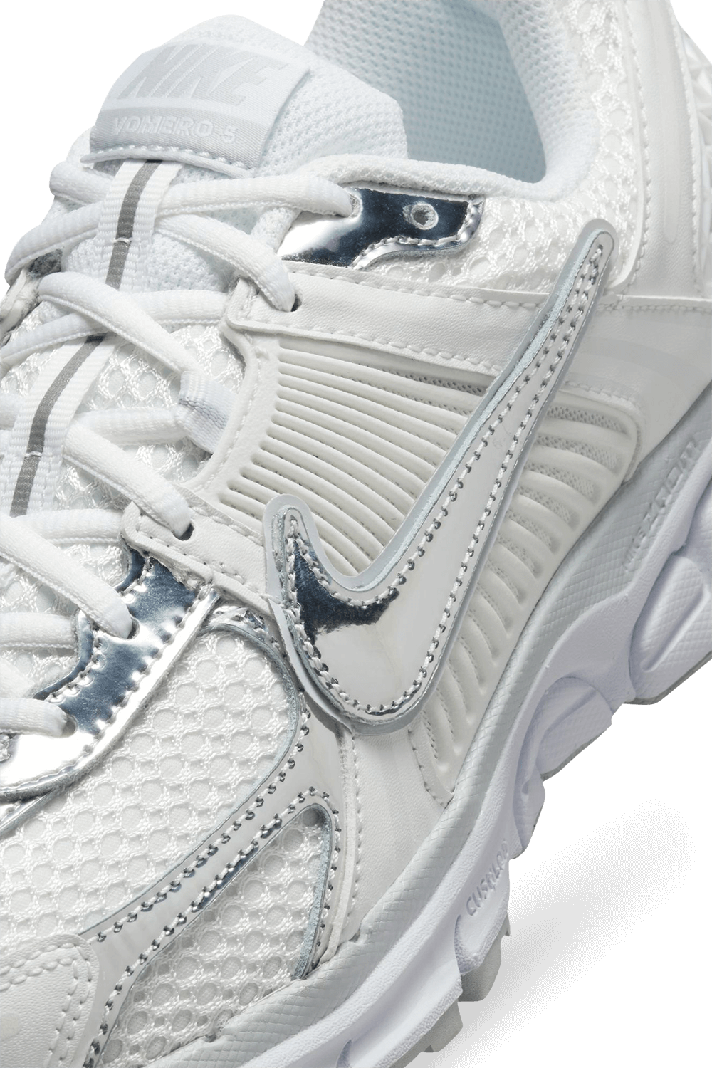 תמונת תקריב של נעלי סניקרס זום וומרו 5